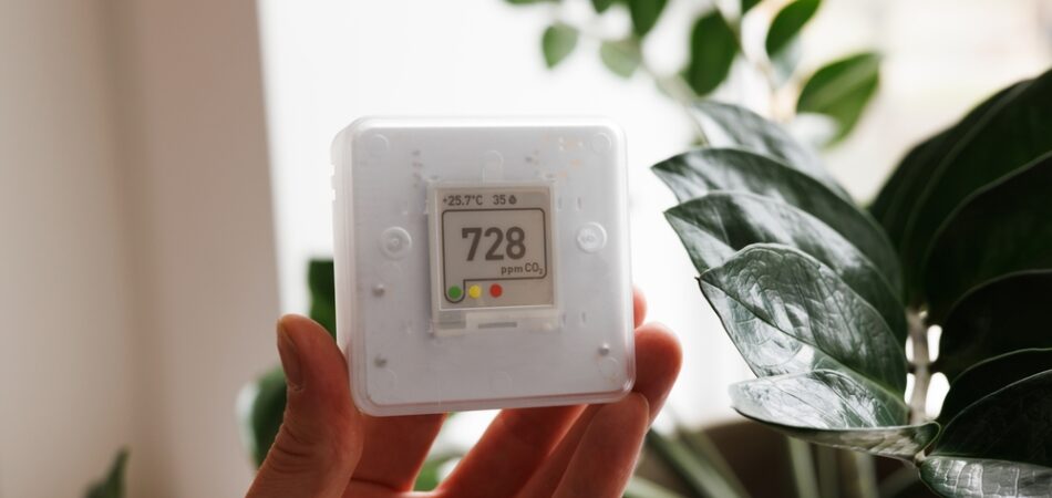 Indoor,air,quality,sensor:,maintain,a,healthy,work,environment,at