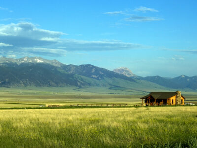 Sunny,ranch,in,the,mountains,of,montana,state