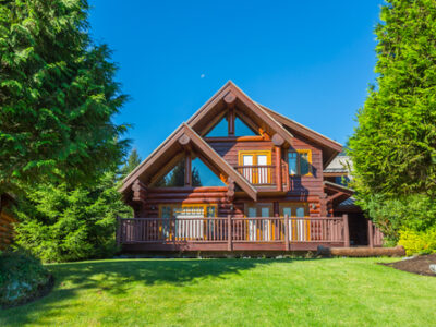 Beautiful,modern,log,house,in,the,mountains,in,canada